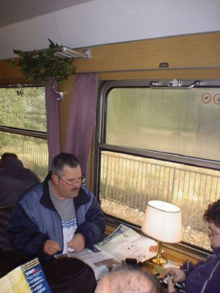 Ook in het volgende restauratierijtuig zit alles vol. In deze oude dame mis ik de statig geklede mensen die vroeger met deze trein reisden. 