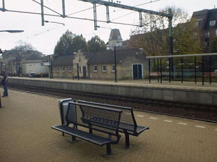 Weet geluk en nog een mooi plaatje van de oude stationgebouwen in Valkenburg. Iedereen is of op weg naar Maastricht of gaat met onze trein naar Heerlen.