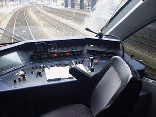 Blik vooruit. Richting Duitsland. De stoel voor de machinist is heel wat luxer als de stoelen voor de reizigers. Dit is niet bepaald een trein waarin je een lange treinreis wilt maken. Het is net een ietwat veredelde tram.