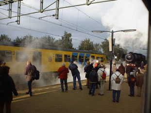 Nog even in de achteruit en dan komt hij weer vol op stoom aan om zich weer voor de trein te zetten. Nu gaan we bijna vertrekken naar Heerlen.