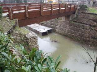 Il by-pass funziona. Il fiume passa all'interno dei blocchi di cemento