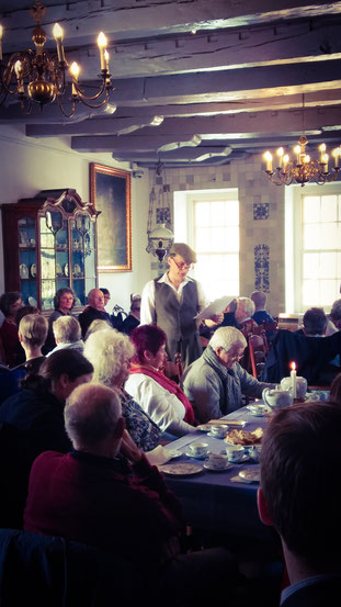 Live-Foto aus dem ausverkauften Rummel, dem alten Versammlungsraum im Ostfriesischen Teemuseum, während Thommis Teatime