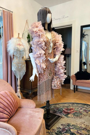 gatsby stil kleider schweiz vintage Kleider im Stil der 1920er Jahre. Hochwertige Flapper Retro Mode im Boudoir Zimmer PowderRoom Vintage Boutique Zürich. 1920er 1930er Jahre Mode.