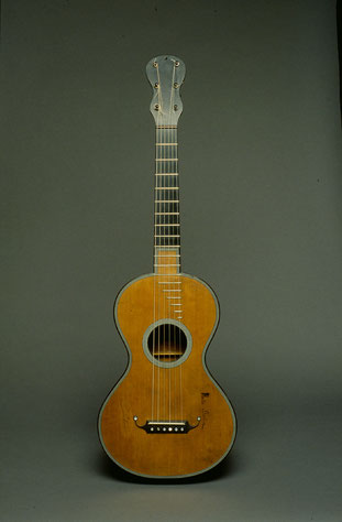 Guitarra del període romàntic (1830) exposada al Museu de la música de París