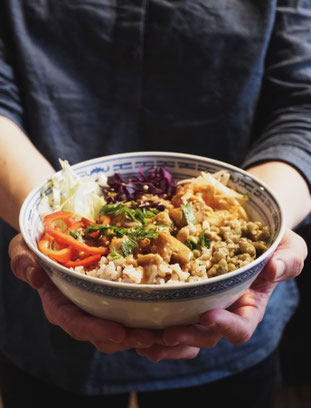 Vollwertig pflanzliche bunte Bowl gehalten von zwei Händen beim Seminar zur bewussten Ernährung und Achtsamkeit in der Grube Louise im Westerwald