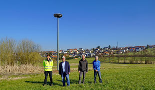 Foto: A. Röhm- von links: Vertreter der FA. Bellinger Tim Raab, der Gemeinde Künzell, Bürgermeister Timo Zentgraf und Martin Görnert und der NABU Gruppe Fulda und Künzell Hans-Ulrich Sprenger trafen zum Fototermin ein.