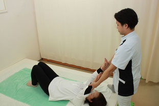 上肢を拳上して牽引ゆらしで肩部、背部を調整します。