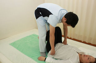 股関節を屈曲した状態での骨盤歪みを検査して再調整します。