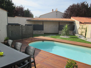 séparateur de zones dans le jardin : ici établi une séparation entre la maison et la piscine.