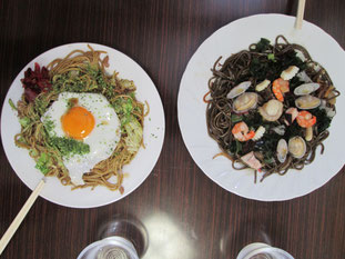 左が王道!横手焼きそば☆右がイカスミ麺&海鮮
