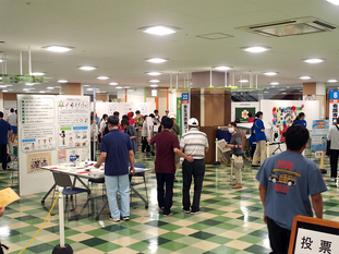 3階ヒロロスクエアには、30近いブース・コーナーが設けられ、終日、市民で賑わう