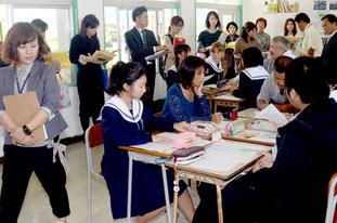 自然保護か開発か―をテーマに、父母も交え討議する生徒=伊原間中学校
