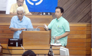 議長選の無記名投票を行う市議たち=29日午前、議場