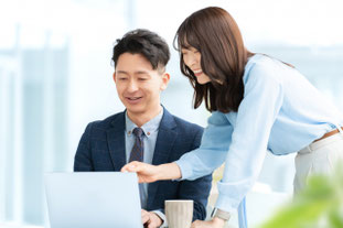 採用戦略を練る人