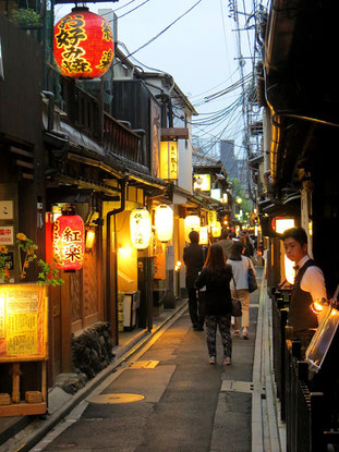 In Kyoto's Altstadt gibt es gemütliche Gassen zum Bummeln und gut Essen.