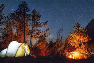 Wildes Camping mit Lagerfeuer ist überall verboten. Zelten - Privatwaldbesitz - Naturschutzgebier - Bergen - Lagerfeuer - Feuerstelle - Grillen - Dumheit - Leichtsinn