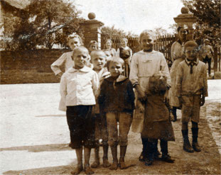 Sickinger Jugend vor dem Tor zum Schlossgarten gegen Ende der 1930 er Jahre. Wenn wir das Bild letztes Jahr gehabt hätten, es wäre im Ortsfamilienalbum Sickingen aufgenommen worden.