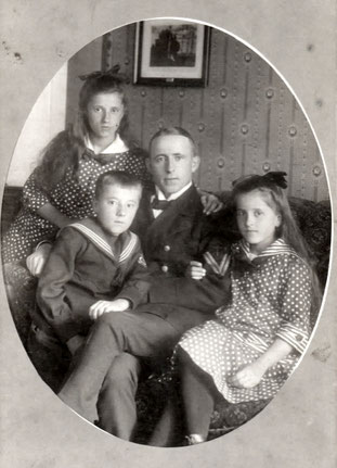 Max Brüggenschmidt (1874–1911) mit seinen Kindern Friederike, Max und Walburga