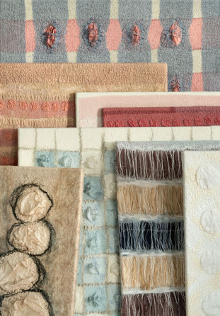 Mehrere textile Bilder auf Keilrahmen gespannt mit unterschiedlichen Strukturen sind hintereinandergestellt und im Ausschnitt fotografiert.