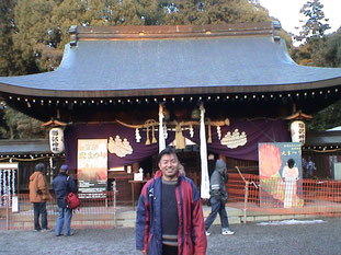 2011年1月8日滋賀県守山市鎮座の勝部神社へ参拝。有名な火祭りを堪能した。勝部神社の御祭神は物部布津命・火明命・宇麻志間知命で正式名称は物部郷総社 勝部神社。戦前までは物部神社または物部大明神、勝部大明神と称されていた。栗太郡物部村に属し、この地方にも古くから物部氏が勢力を誇っていたことがわかる。