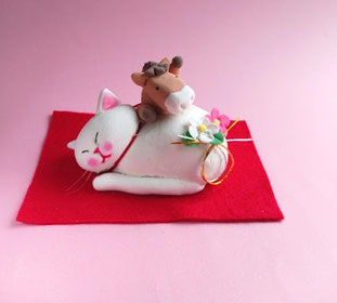 お値下げ　猫粘土　作家　高橋理佐さん　猫の置き物 札束で頬を叩く ウゥ *** 高橋理佐さんの愉快な粘土猫作品を通じて