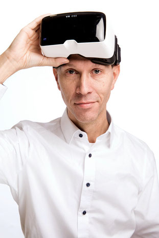 Visonär und Unternehmer Gerhard Schröder mit VR Brille - Videomarketing und Vertrieb - Außerdem Tanzlehrer, Tischler, Podcaster und Networker aus dem Ruhrgebiet