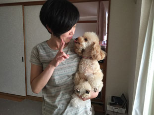 飼い主さんの目を見つめるプリンちゃん。飼い主さんも幸せそうです。