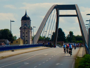 über die Donaubrücke hinein nach Vilshofen