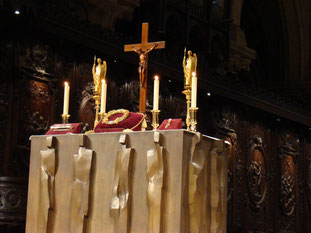 Présentation des reliques de la Passion du Christ la couronne d'épines, un clou et un fragment de la croix. TEMPLE DE PARIS