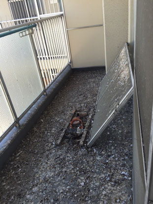 <img src="before.jpg" alt="大阪市のマンションベランダで、鳩フンがたまっている清掃前の様子">