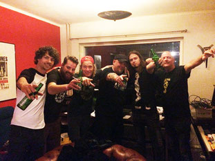 V.li.n.rechts: Jules Eck (drums Black-Bone) - Justin Buffinga (SOZ Concerts) - Steef van den Bogaard (guitar, vox Black-Bone) - Georg Schröder (Steamhammer) - Sven Hompes (bass Black-Bone) - Bert van Aefst (SOZ Concerts and Management)