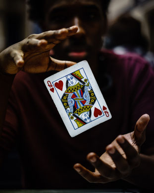 Ist das Ihre Karte? Mit Zaubertricks kann man auch heute noch die Menschen sehr faszinieren. Photo by Leo Cardelli from Pexels