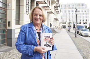 Sabine Leutheusser-Schnarrenberger präsentiert ihr Buch "Angst essen Freiheit auf". Foto: Felix Müller