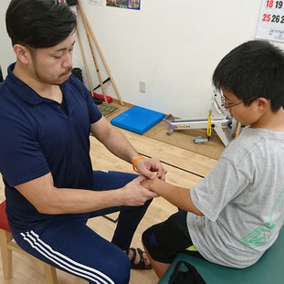 手の舟状骨骨折でギプス固定除去後のリハビリ。まずは硬くなった皮膚などをリリース