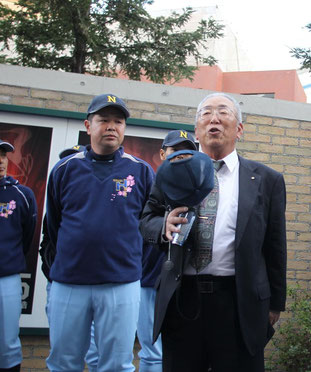 マスターズ甲子園の試合前に激励のお言葉をいただきました（右）