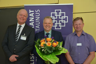 Propst Oliver Albrecht (li.) und Präses Christian Pantermöller gratulieren Norbert Feick (Mitte) - Foto Christian Weise