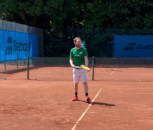 Alexander Gitt beim Aufschlag