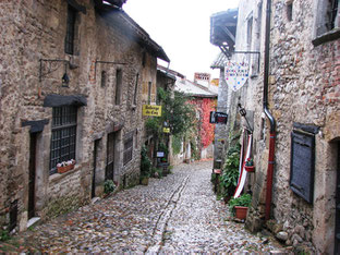 Mit Steinen gepflasterte Gasse in Pérouges