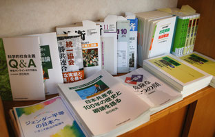 県委員会の書籍棚の一部、他にも多数あります