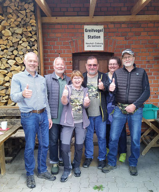 Das neue Team der Greifvogelstation (von links nach rechts): Frank Reißenweber (1. Vorsitzender KG CO), Ulrich Leicht (ehem. Stationsleiter), Sabine Feulner, Thomas Feulner, Pia Kelber und Thomas Gutwill