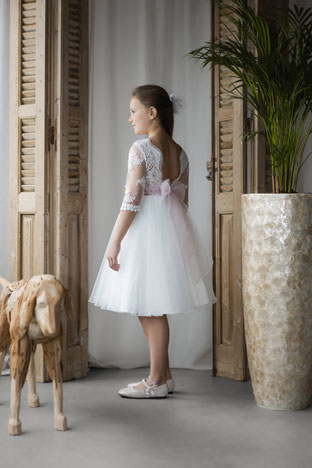 Monny_kurzes_Kommunionkleid_Spitzenrücken_Z26-14