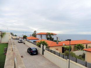Blick vom Garten und Zufahrt zur Garage