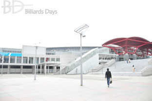 幕張マッセへ！　と言った人（の後ろ姿）。しかし広い……