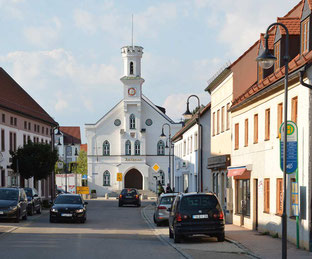 Hauptstraße des Marktes Nandlstadt mit Rathaus, © Schulz | Boedecker