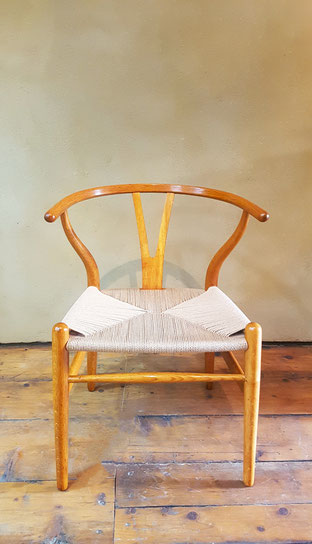 Stuhl Y Chair mit Papierschnur Geflecht Sitz