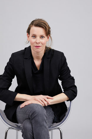 lachendes Portrait von Irina Rohpeter im Showroom 
