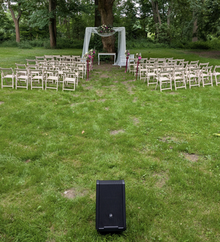 Hochzeitspaar auf Wiese mit Seifenblasen