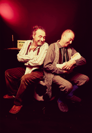 Weihnachtstheaterstück Ox und Esel von und mit Norbert Ebel Pressefoto Zwei Männer und ein Baby