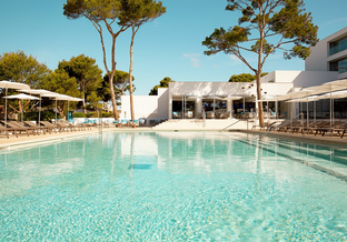 Outdoor-Pool Hotel Diamant