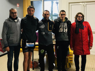 Le podium du 95km interrompu entouré de l'organisation du Raidlight.